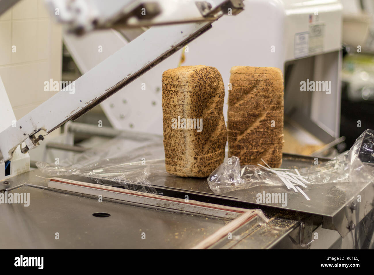 Pain frais emballé sur une machine dans une boulangerie locale. Banque D'Images