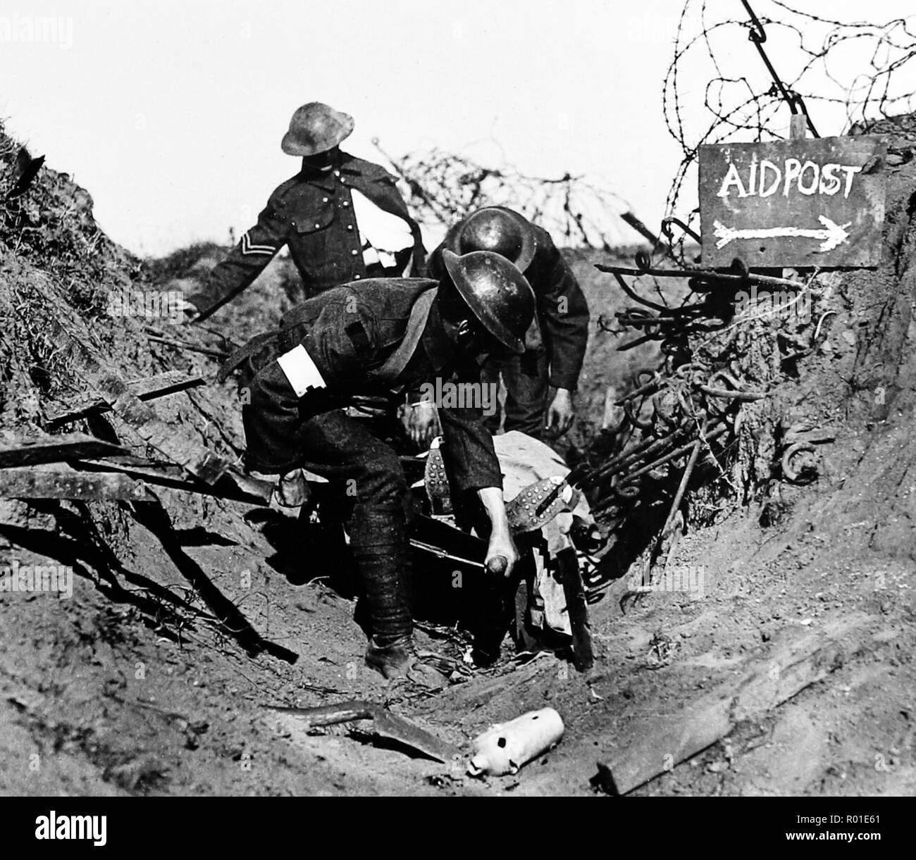 Portant un soldat blessé à Passchendale durant la Première Guerre mondiale Banque D'Images