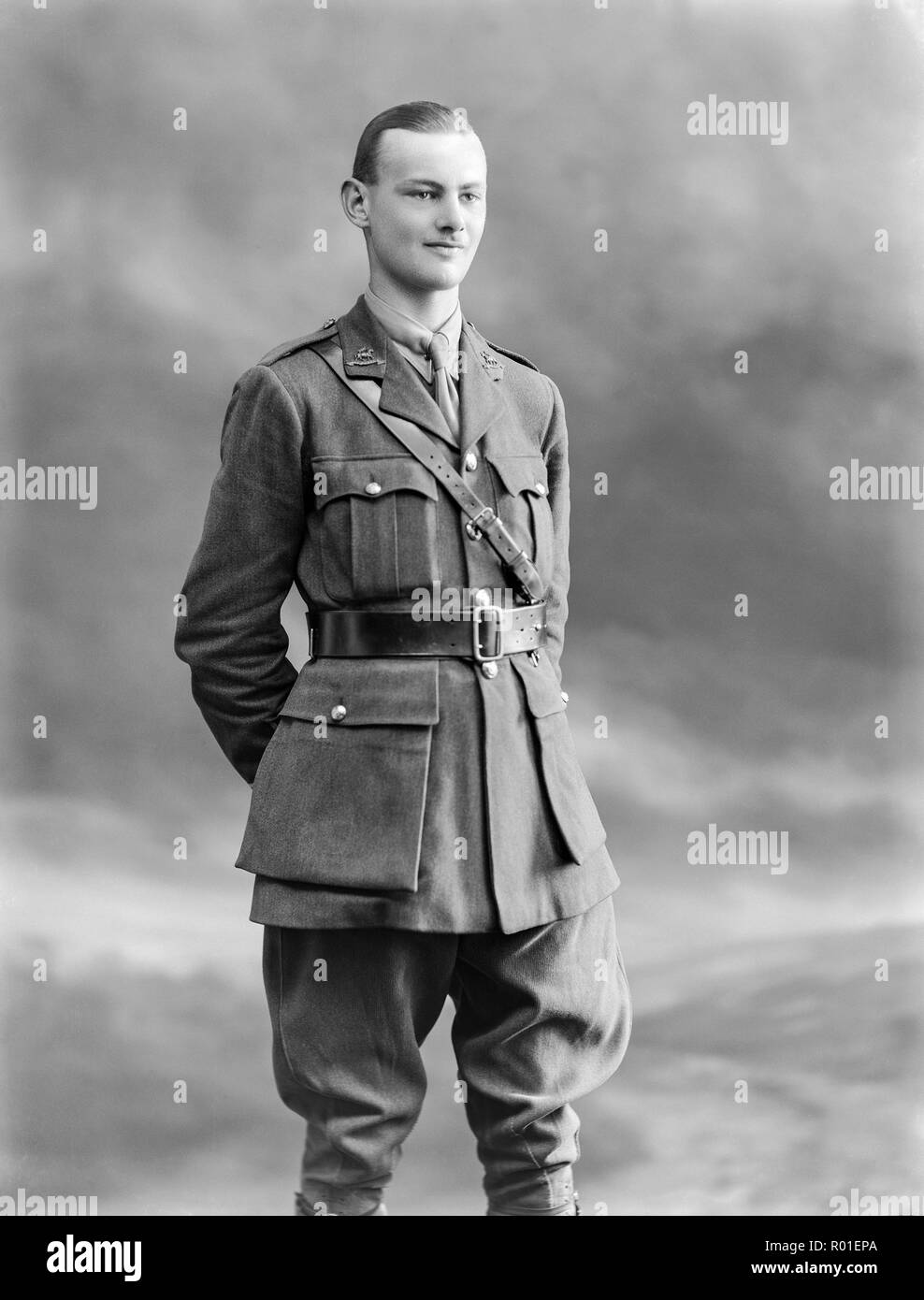 Studio Photographie prise le 11 septembre 1916 montrant le sous-Lieutenant F. L. Simmons, de l'imprimeur de la West Surrey Regiment, en uniforme de l'armée complète. Soldat de la première guerre mondiale. Banque D'Images