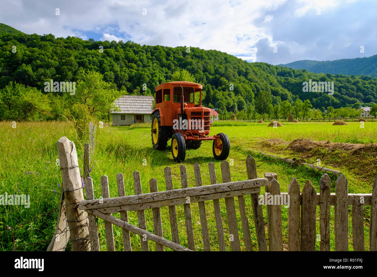Vieux tracteur, Vermosh, Kelmend, région Alpes albanaises, Prokletije, Qark Shkodra, l'Albanie Banque D'Images
