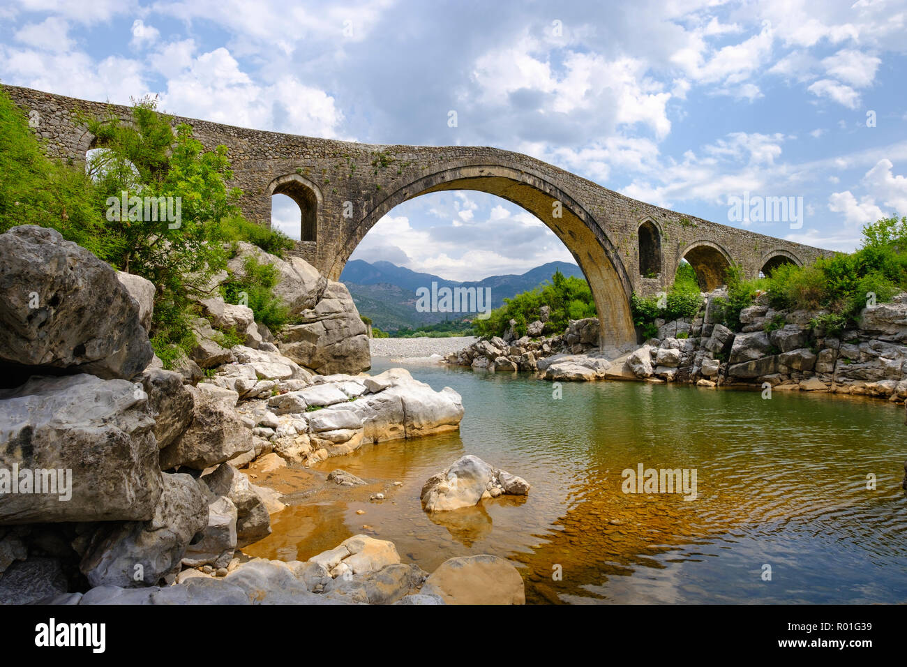 Pont en arc Ottoman, Ura e Mesit, Pont du MES, rivière Kir, près de Shkodra, Gjirokastër, Qark Shkodra, l'Albanie Banque D'Images