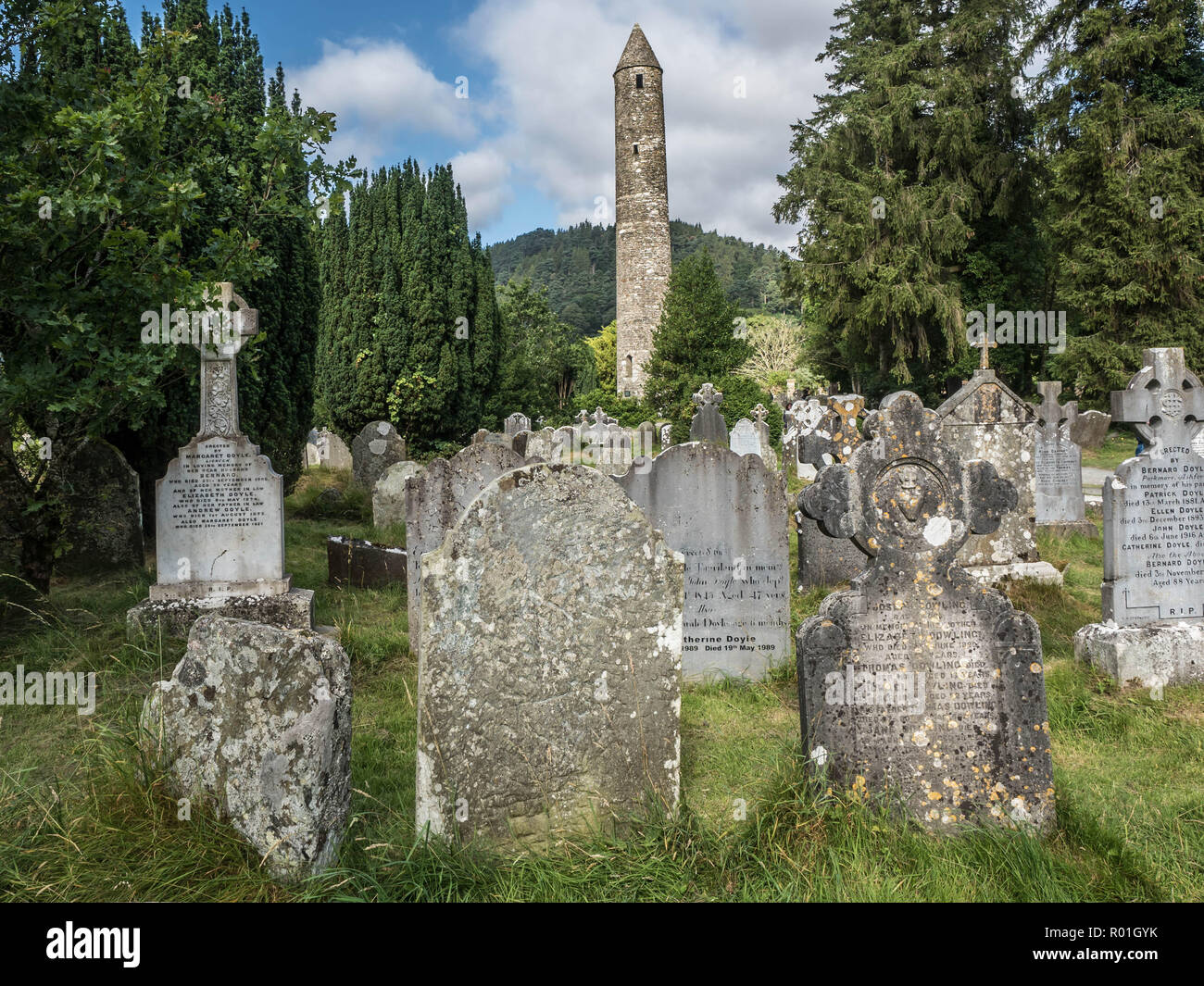 Cimetière de Glendalough Abbey dans les montagnes de Wicklow, Irlande Banque D'Images