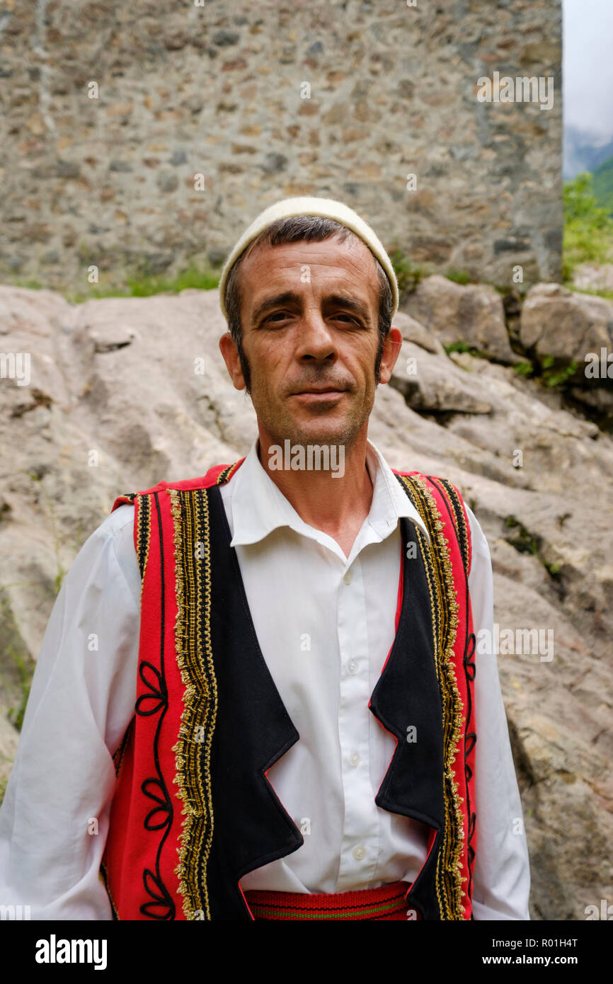 L'homme en costume traditionnel, le parc national de Theth Theth, Albanais, Alpes, Prokletije, Qark Shkodra, l'Albanie Banque D'Images