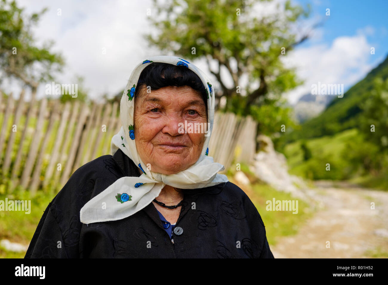 Dans Lëpushë Lepushe, femme, Kelmend, région Alpes albanaises, Prokletije, Qark Shkodra, l'Albanie Banque D'Images Dans Lëpushë Lepushe, femme, Kelmend, région Alpes albanaises, Prokletije, Qark Shkodra, l'Albanie Banque D'Images