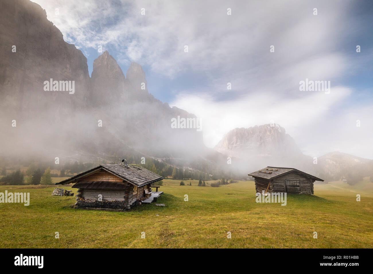 Au Grödner Joch hutte, dans une ambiance brumeuse, Langkofel à l'arrière, le Passo Gardena, Val Gardena, Dolomites, Tyrol du Sud, Italie Banque D'Images