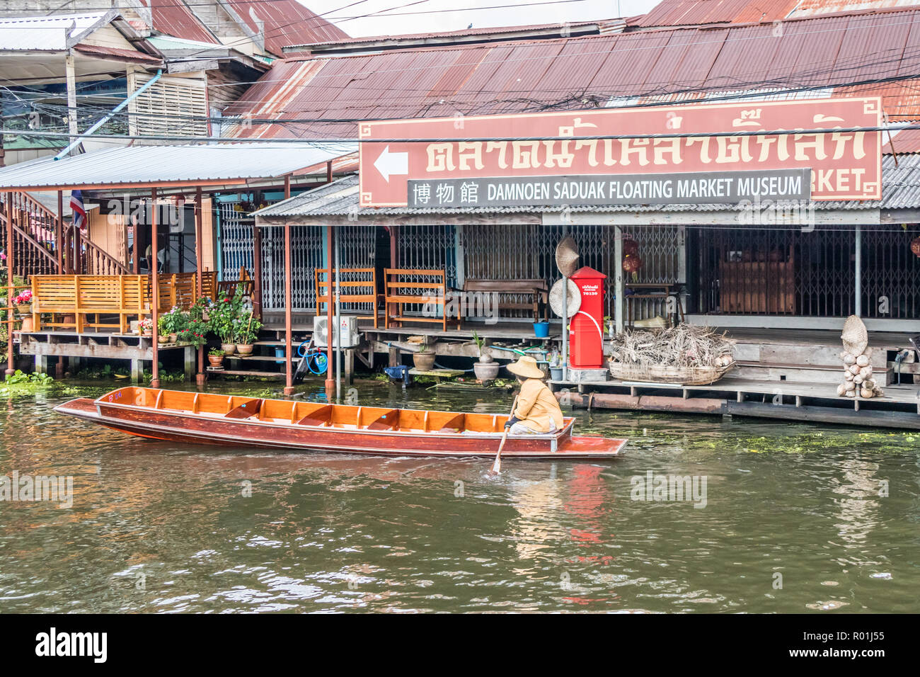Damnoen Saduak, Thaïlande - 8 octobre 2018 : un bateau va passé le marché flottant museum. Le marché est une destination touristique très poular. Banque D'Images Damnoen Saduak, Thaïlande - 8 octobre 2018 : un bateau va passé le marché flottant museum. Le marché est une destination touristique très poular. Banque D'Images