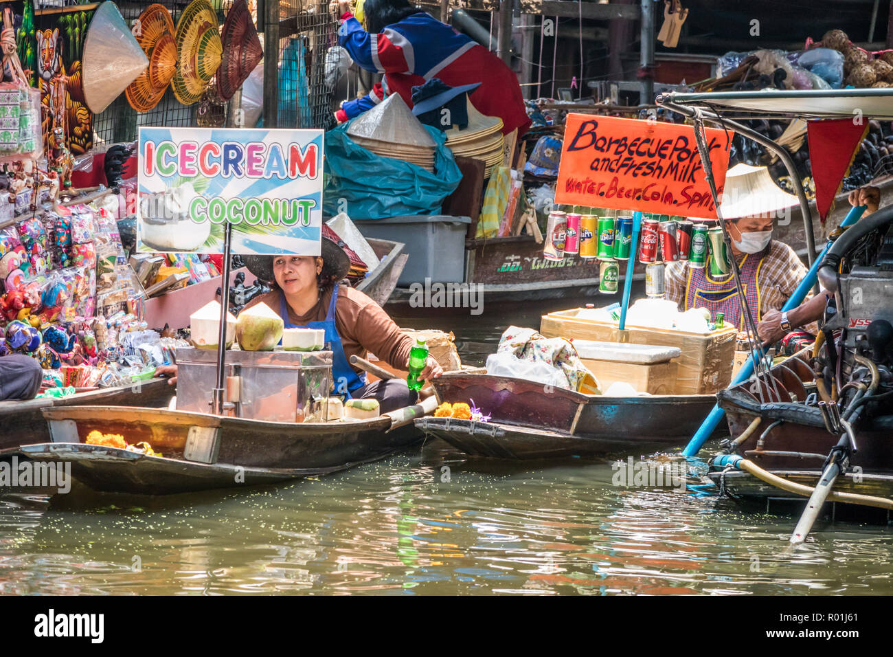 Damnoen Saduak, Thaïlande - 8 octobre 2018 : Vendeurs de bateaux vend de la crème glacée et des grillades de porc au marché flottant. Le marché est un très poular Banque D'Images