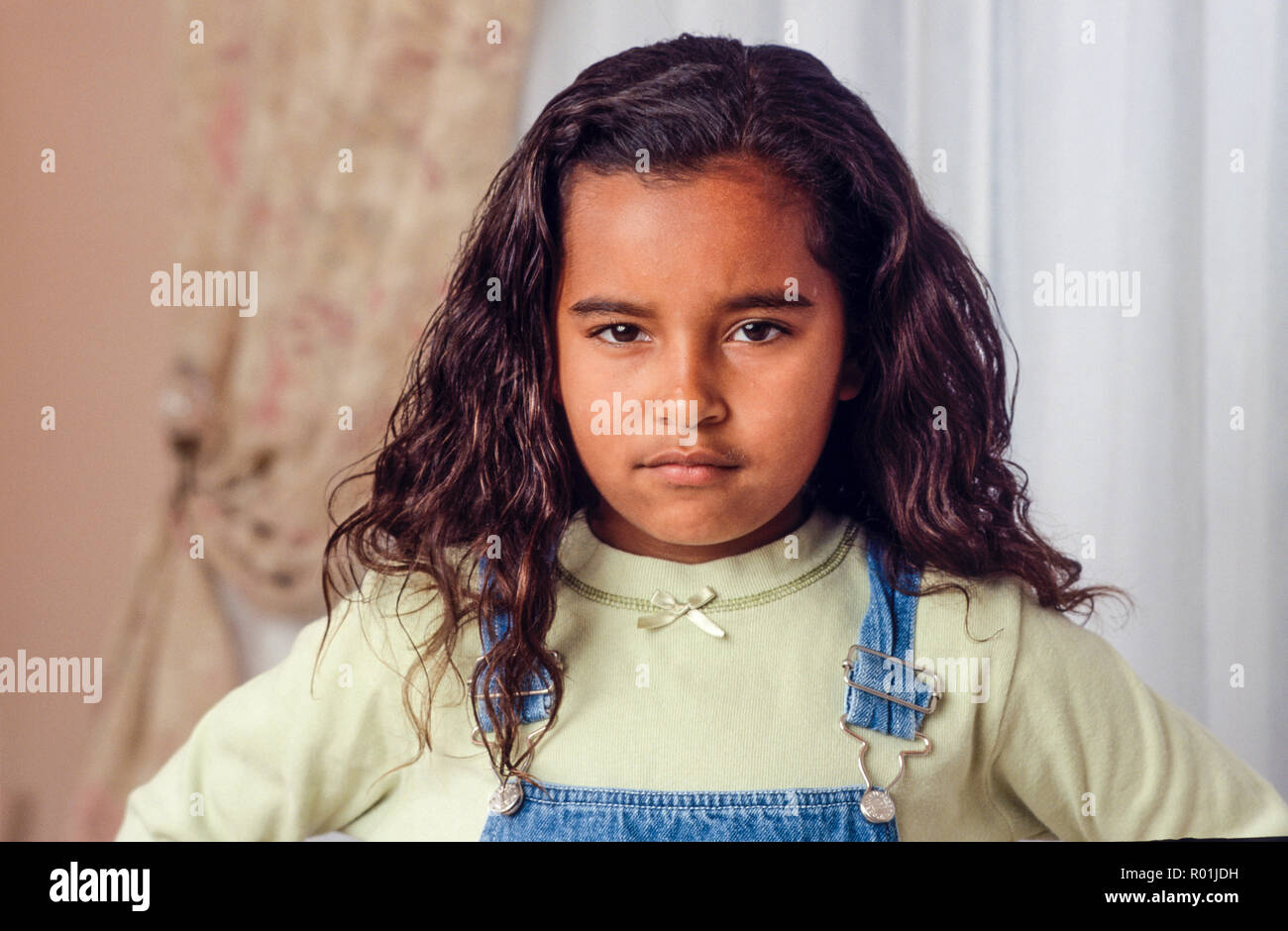 Jeune fille rebelle avec expression défiante. M. © Myrleen Pearson .....Ferguson Cate Banque D'Images