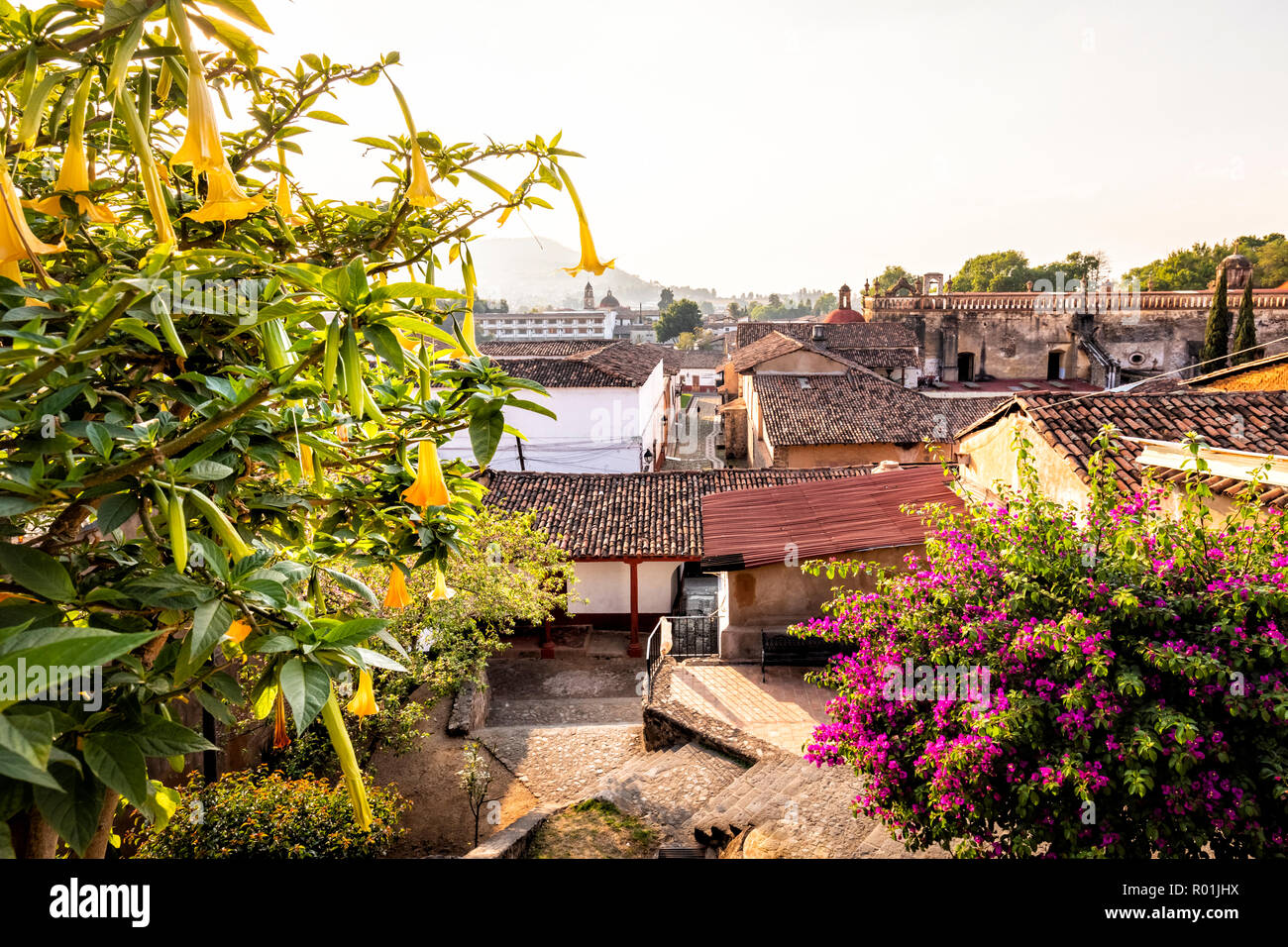 Vue de dessus de la toits près du marché une fois dans un patio Patzcuaro, Michoacan, Mexique. Banque D'Images