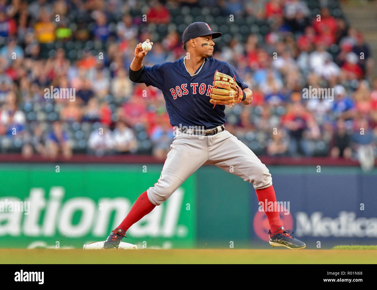 Le 04 mai 2018 : Boston rouge Sox shortstop Xander Bogaerts # 2 lors d'un match entre la MLB Red Sox de Boston et les Rangers du Texas à Globe Life Park à Arlington, TX Boston Texas défait 5-1 Albert Pena/CSM Banque D'Images