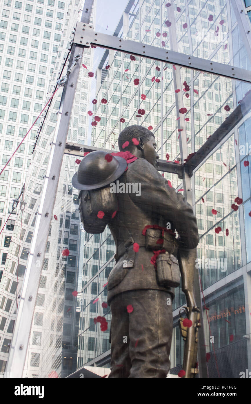 London UK. 31 octobre 2018. La sculpture en cuivre détaillées d'un soldat de la Première Guerre mondiale incased dans du verre se dresse fièrement à Canary Wharf, dans le cadre de chacun de rappeler, par l'artiste Mark Humphrey qui dispose également d'autres œuvres de 6 autour de Canary Wharf en association avec le Royal British Legion pour commémorer 100 ans depuis la fin de la Première Guerre mondiale en 1918 et se poursuivra jusqu'au 11 novembre Armistice Crédit : amer ghazzal/Alamy Live News Banque D'Images