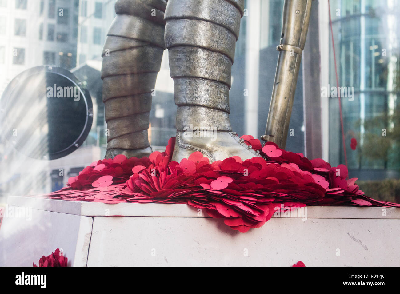 London UK. 31 octobre 2018. La sculpture en cuivre détaillées d'un soldat de la Première Guerre mondiale incased dans du verre dans le cadre de 'Tout le monde se souvient de l'installation' par l'artiste Mark Humphrey dispose de 6 œuvres autour de Canary Wharf, en association avec le Royal British Legion pour commémorer 100 ans depuis la fin de la Première Guerre en 1918 Wprld Banque D'Images