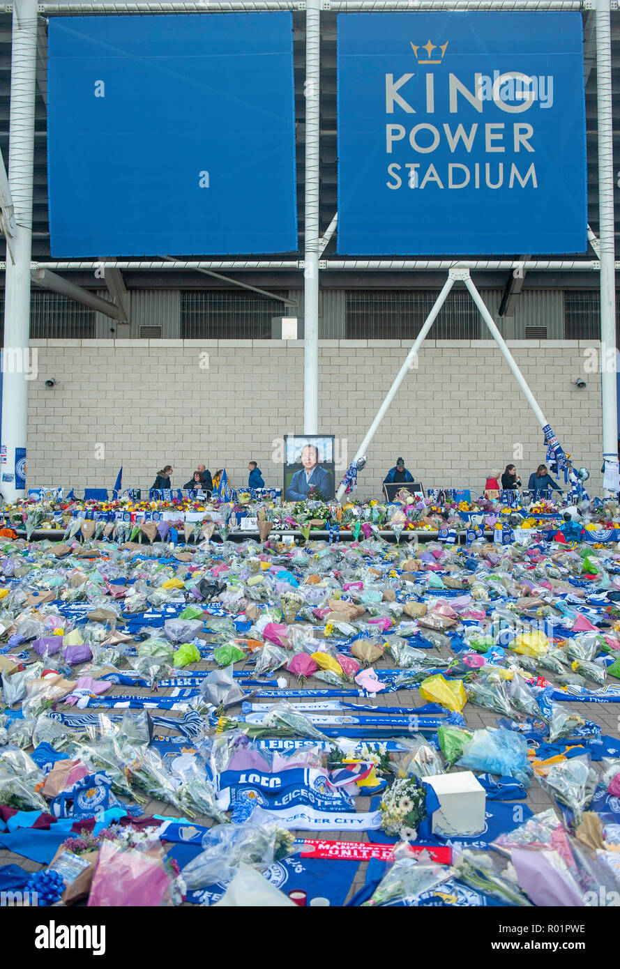 Leicester, Royaume-Uni. 31 octobre 2018. Hommages portées par des fans du Club de football de Leicester City à la King Power stadium après le décès du propriétaire Vichai Srivaddhanaprabha. Banque D'Images