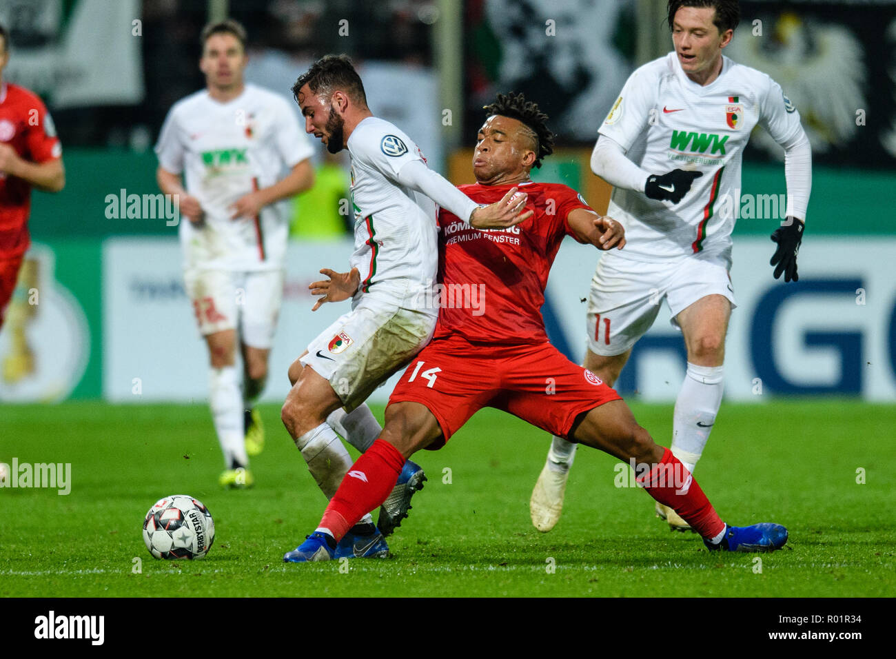 Augsburg, Allemagne. 30Th Oct, 2018. Soccer : DFB, FC Augsburg vs FSV Mainz 05, 2ème tour à l'Arène WWK. Marco Richter (L) à partir de la FC Augsburg et Pierre Kunde Malong de Mayence en lice pour le ballon. Credit : Matthias Balk/dpa/Alamy Live News Banque D'Images