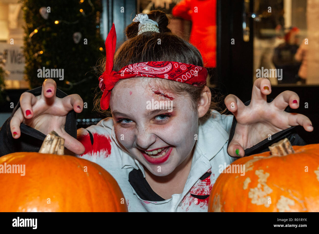 Bantry, West Cork, Irlande. 31 octobre, 2018. Maddison Wharton de Bantry habillé et prêt à aller trick ou traiter. Bantry Business Association organise un événement d'Halloween à Bantry Bantry House and Gardens et Square. Credit : Andy Gibson/Alamy Live News Banque D'Images