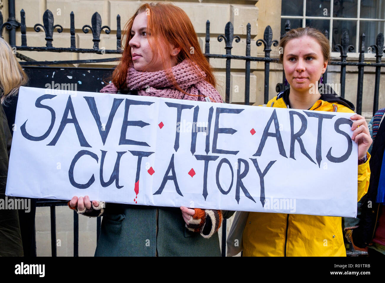 Bath, Royaume-Uni. 31 octobre, 2018. Les protestataires sont illustrés à l'extérieur de la Guildhall à Bath en tant qu'ils prennent part à une manifestation silencieuse contre les compressions proposées au B&nes Conseil Arts Development service. Le Conseil ont dit qu'ils sont confrontés à des défis exceptionnels et les pressions de son budget, avec un objectif d'économie de £16 millions à être atteints d'ici 2020. Credit : Lynchpics/Alamy Live News Banque D'Images