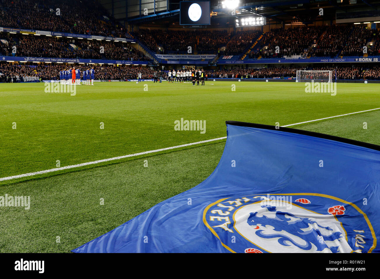 Londres, Royaume-Uni. 31 octobre, 2018. FC Chelsea payer leurs respects à Vichai Shrivaddhanaprabha et ceux qui ont perdu la vie dans l'écrasement tragique à Leicester City Football Club au cours de l'EFL Carabao Coupe de 16 match entre Chelsea et Derby County à Stamford Bridge, Londres, Angleterre le 31 octobre 2018. Photo par Carlton Myrie. Usage éditorial uniquement, licence requise pour un usage commercial. Aucune utilisation de pari, de jeux ou d'un seul club/ligue/dvd publications. Credit : UK Sports Photos Ltd/Alamy Live News Banque D'Images