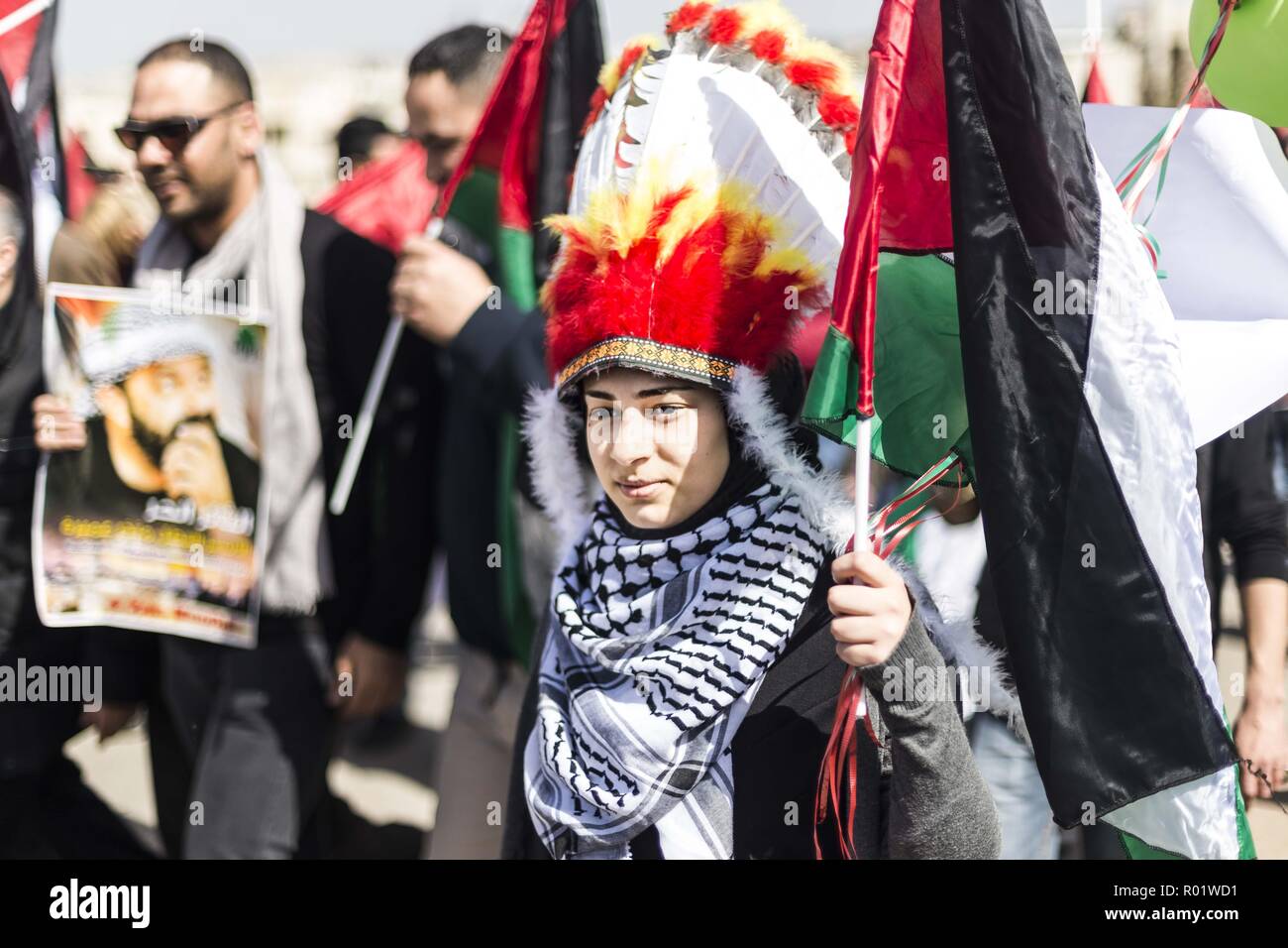 Ramallah, Palestine, Cisjordanie. 2e Mar, 2018. Dame habillée comme Native American vu assister à la manifestation.palestiniens s'occupe de la protestation pour commémorer le 13e anniversaire contre la construction du mur qui sépare le territoire palestinien à partir de la terre qui a été prise par l'armée israélienne où les colons résident. Crédit : Bruno Thevenin/SOPA Images/ZUMA/Alamy Fil Live News Banque D'Images