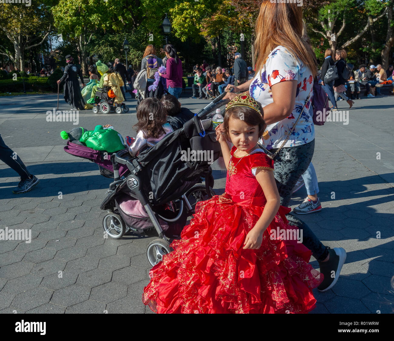 Greenwich Village, New York, USA. 31 octobre, 2018. Des centaines d'adultes et d'enfants à Washington Square Park à Greenwich Village à New York le mercredi, Octobre 31, 2018 En mars La 28e parade Halloween pour enfants. L'enfant et à la famille annuel défilé sympathique rassemble dans le parc de la fontaine et des marches autour du parc se terminant en une célébration art New York University. (© Richard B. Levine) Crédit : Richard Levine/Alamy Live News Banque D'Images