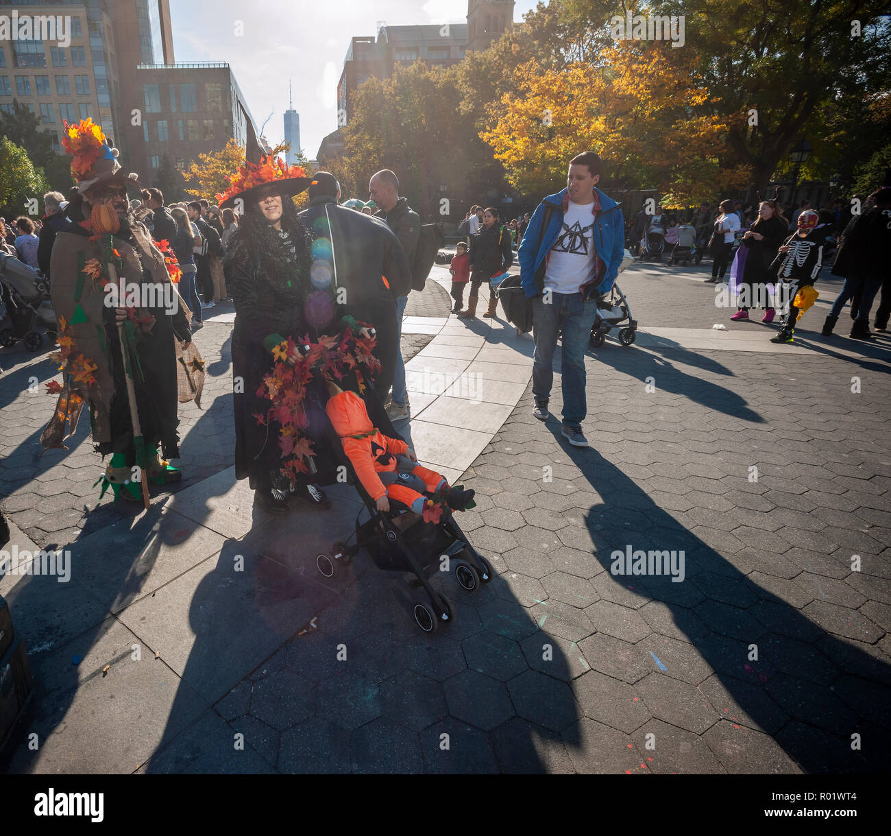 Greenwich Village, New York, USA. 31 octobre, 2018. Des centaines d'adultes et d'enfants à Washington Square Park à Greenwich Village à New York le mercredi, Octobre 31, 2018 En mars La 28e parade Halloween pour enfants. L'enfant et à la famille annuel défilé sympathique rassemble dans le parc de la fontaine et des marches autour du parc se terminant en une célébration art New York University. (Â© Richard B. Levine) Crédit : Richard Levine/Alamy Live News Banque D'Images