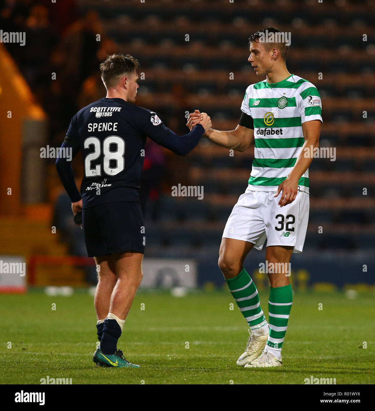 Kilmac Stadium, Dundee, Royaume-Uni. 31 octobre, 2018. Football Premiership Ladbrokes, Dundee contre Celtic ; Filip Benkovic de consoles Celtique Lewis Spence de Dundee après le match : Action Crédit Plus Sport/Alamy Live News Banque D'Images