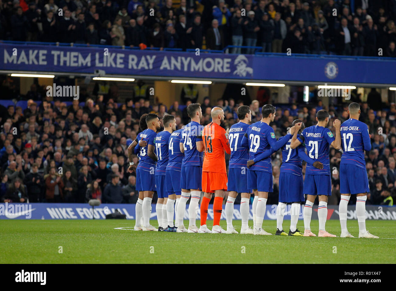 Chelsea FC à observer une minute de applaudissements à l'égard d'Vichai Shrivaddhanaprabha et ceux qui ont perdu la vie dans l'écrasement tragique à Leicester City Football Club au cours de l'EFL Carabao Coupe de 16 match entre Chelsea et Derby County à Stamford Bridge, Londres, Angleterre le 31 octobre 2018. Photo par Carlton Myrie. Usage éditorial uniquement, licence requise pour un usage commercial. Aucune utilisation de pari, de jeux ou d'un seul club/ligue/dvd publications. Banque D'Images