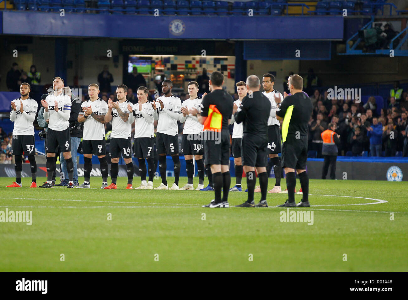 Derby County FC joueurs applaudir en célébration de la vie de Vichai Shrivaddhanaprabha et ceux qui ont perdu la vie dans l'écrasement tragique à Leicester City Football Club au cours de l'EFL Carabao Coupe de 16 match entre Chelsea et Derby County à Stamford Bridge, Londres, Angleterre le 31 octobre 2018. Photo par Carlton Myrie. Usage éditorial uniquement, licence requise pour un usage commercial. Aucune utilisation de pari, de jeux ou d'un seul club/ligue/dvd publications. Banque D'Images