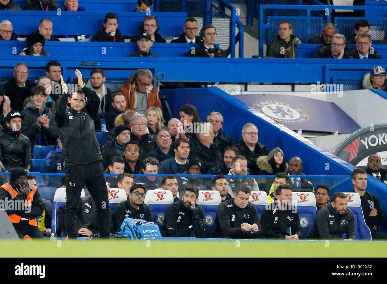 Derby County manager, Frank Lampard reconnaît fans chanté son nom durant le cycle de coupe Carabao EFL 16 match entre Chelsea et Derby County à Stamford Bridge, Londres, Angleterre le 31 octobre 2018. Photo par Carlton Myrie. Usage éditorial uniquement, licence requise pour un usage commercial. Aucune utilisation de pari, de jeux ou d'un seul club/ligue/dvd publications. Banque D'Images