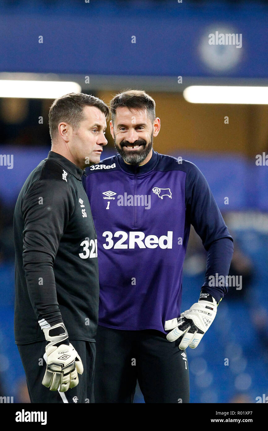 Scott Carson s'entretient avec Derby County FC entraîneur gardien Shay donnée pendant le cycle de coupe Carabao EFL 16 match entre Chelsea et Derby County à Stamford Bridge, Londres, Angleterre le 31 octobre 2018. Photo par Carlton Myrie. Usage éditorial uniquement, licence requise pour un usage commercial. Aucune utilisation de pari, de jeux ou d'un seul club/ligue/dvd publications. Banque D'Images