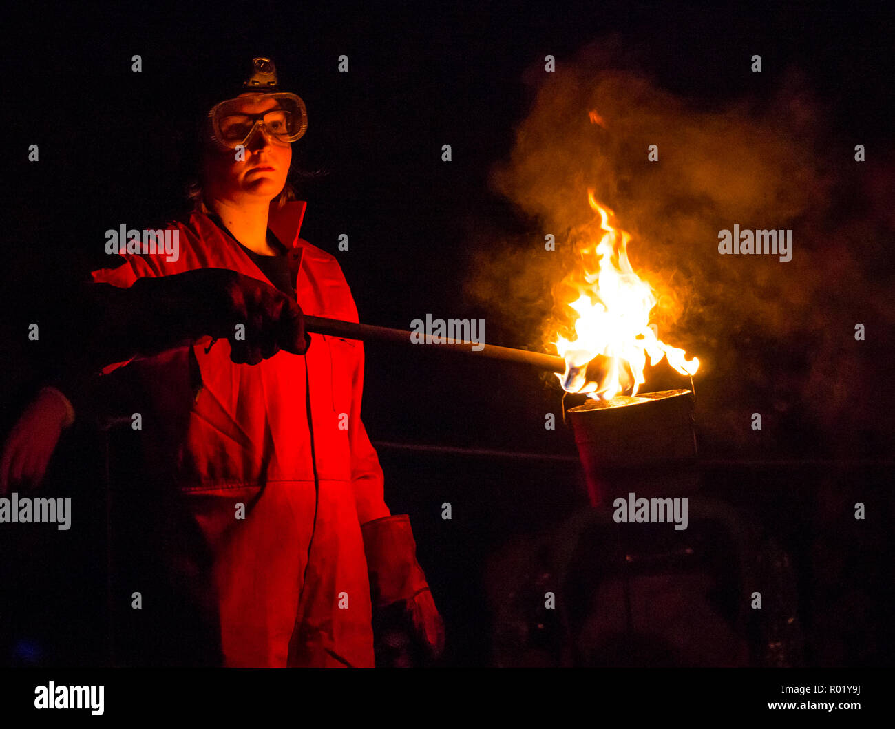 Calton Hill, Édimbourg, Écosse, Royaume-Uni. 31 octobre, 2018. Samhuinn Samhuinn : fête du Feu Fire Festival met sur sa plus grande production jamais avec près de 400 artistes pour célébrer la nouvelle année celtique avec un énorme fiery montrent, pour la première fois sur le centre-ville Calton Hill. La foule se rapprocher d'interprètes dans une bataille intense entre l'hiver et l'été le soir de l'Halloween Banque D'Images