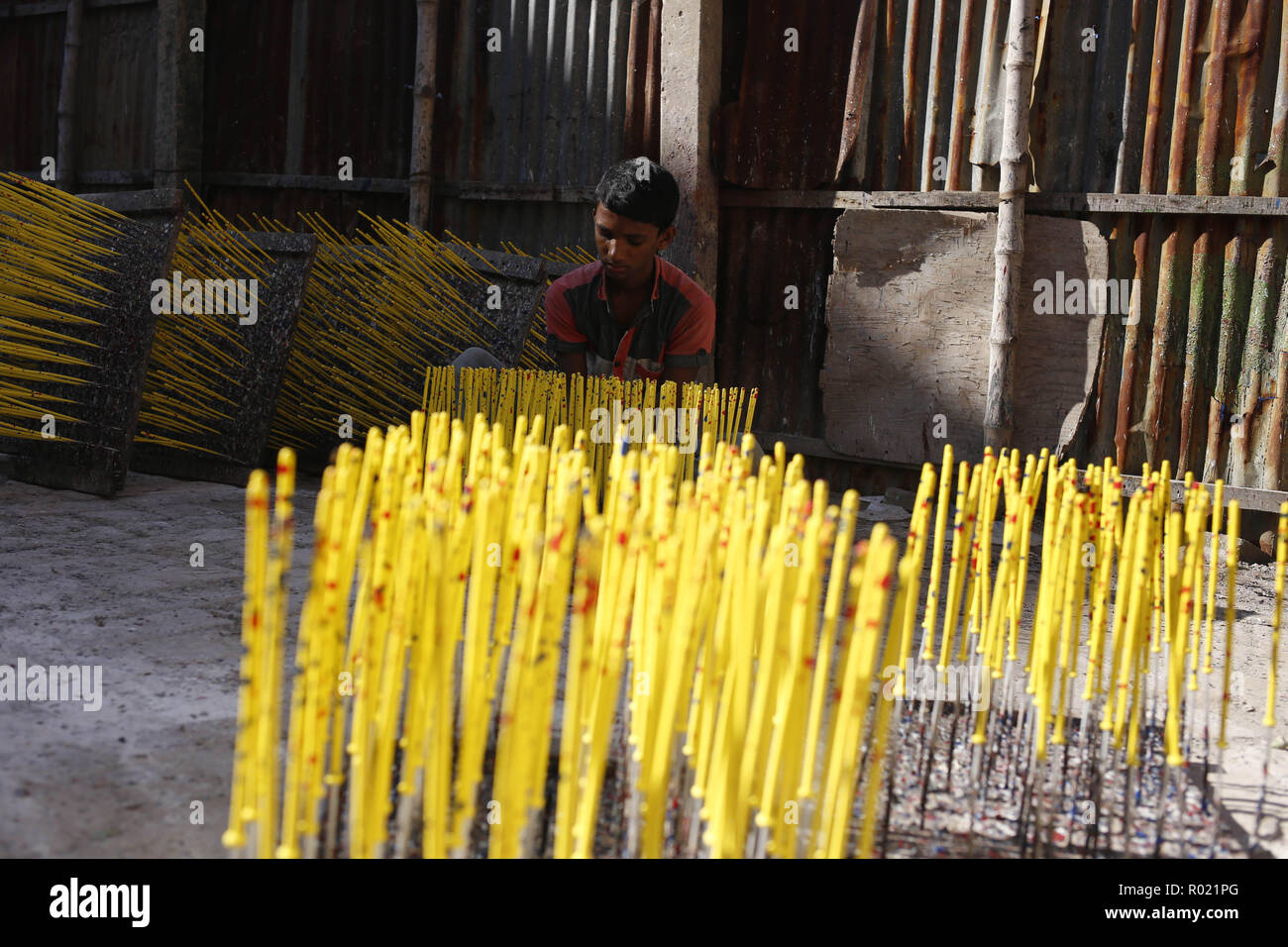 Dhaka, Bangladesh. 1er novembre 2018. L'Islam Din (13), un enfant travaille à l'usine de ballons en Keranigange qu'il travaille de 8 h à 17h gagner 10$ par semaine. Plus de 1,2 millions d'enfants de 14 ans travaillent dans ce type de petite usine, d'après les dernières enfant Lanour nationale Rapport sur le travail des enfants. Credit : MD Mehedi Hasan/ZUMA/Alamy Fil Live News Banque D'Images