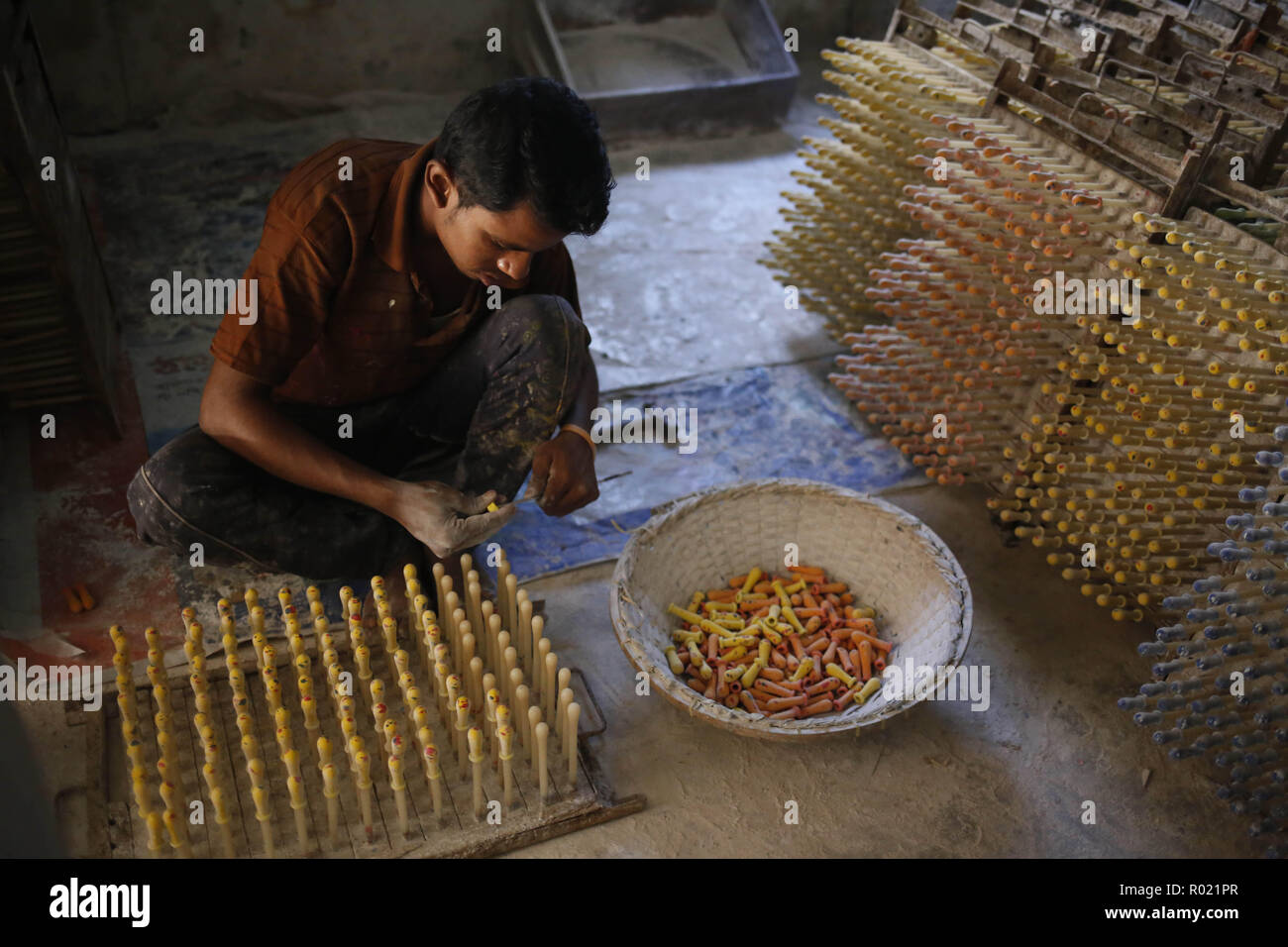 Dhaka, Bangladesh. 1er novembre 2018. Un enfant travaille à l'usine de ballons en Keranigange qu'il travaille de 8 h à 17h gagner 10$ par semaine. Plus de 1,2 millions d'enfants de 14 ans travaillent dans ce type de petite usine, d'après les dernières enfant Lanour nationale Rapport sur le travail des enfants. Credit : MD Mehedi Hasan/ZUMA/Alamy Fil Live News Banque D'Images