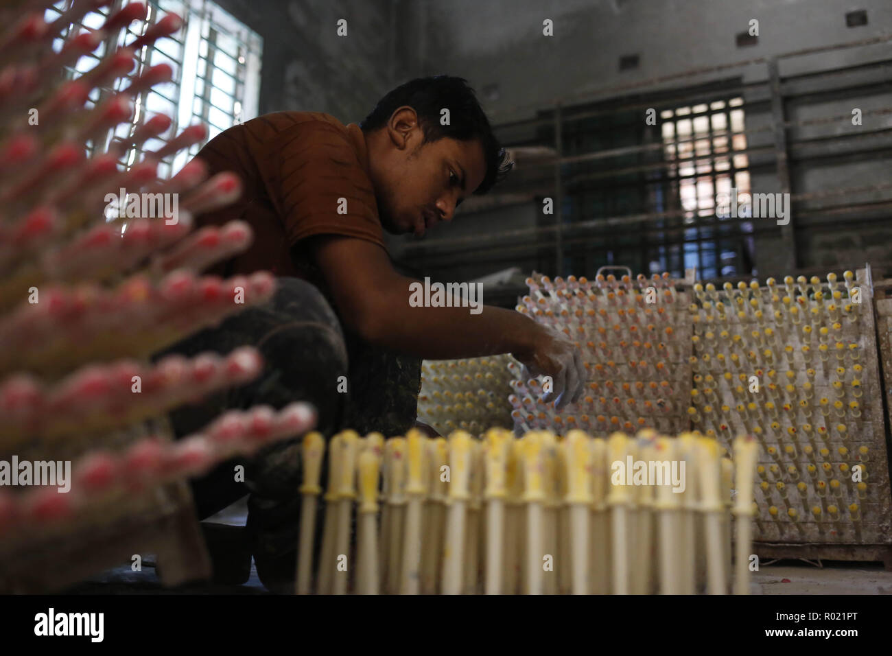 Dhaka, Bangladesh. 1er novembre 2018. Un enfant travaille à l'usine de ballons en Keranigange qu'il travaille de 8 h à 17h gagner 10$ par semaine. Plus de 1,2 millions d'enfants de 14 ans travaillent dans ce type de petite usine, d'après les dernières enfant Lanour nationale Rapport sur le travail des enfants. Credit : MD Mehedi Hasan/ZUMA/Alamy Fil Live News Banque D'Images