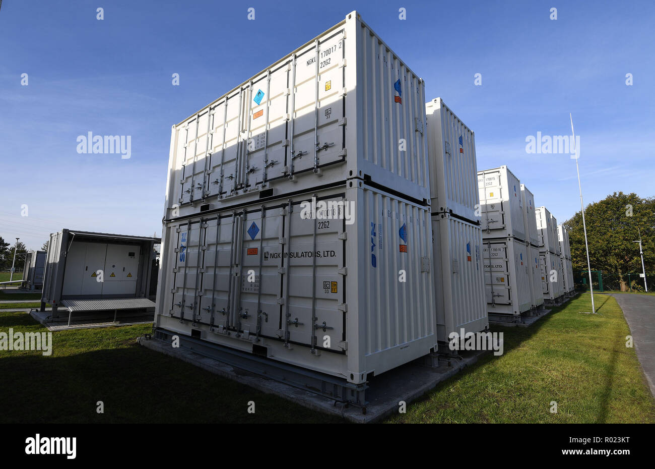 Varel, Allemagne. 06Th Nov, 2018. Les grandes unités de stockage hybride sont situés derrière le site de la sous-station. Le groupe d'énergie et de l'agnelle Japanese business development agency ont créé la base NEDO pour ce projet de démonstration. C'est le financement NEDO avec autour de 24 millions d'euros. Credit : Carmen Jaspersen/dpa/Alamy Live News Banque D'Images