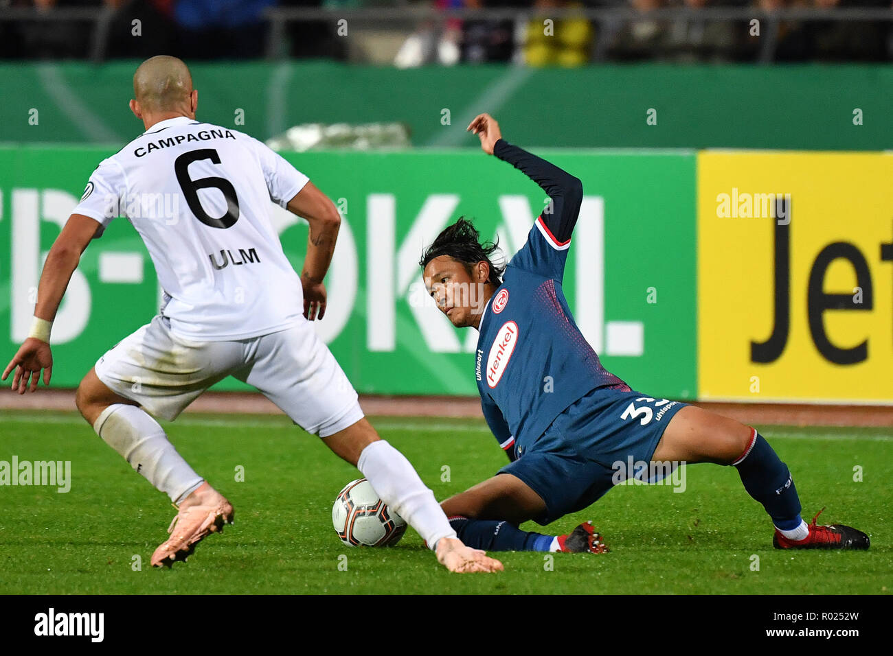 Pas de ventes au Japon ! Takashi USAMI (Fortuna Düsseldorf), action, les duels contre Luigi Campagna (SSV Ulm). 2ème tour DFB Pokal SSV Ulm 1846 (UL) - Fortuna Düsseldorf (D) 1-5, à l'Ulm Donau Stadium dans le 30.10.2018. Règlement DFB INTERDIRE TOUTE UTILISATION DE PHOTOGRAPHIE COMME DES SÉQUENCES D'IMAGES ET / OU DE QUASI VIDÉO. Dans le monde d'utilisation | Banque D'Images