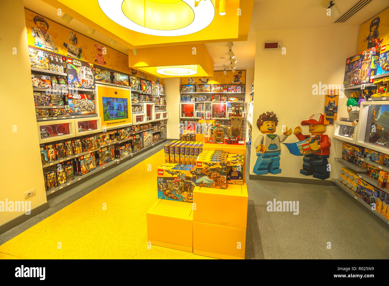 MILAN, ITALIE - mars 7, 2017 : magasin de jouets de Milan, des briques Lego. Sur la Piazza San Babila square à la fin du Corso Vittorio Emanuele II de la Piazza Duomo Square Banque D'Images