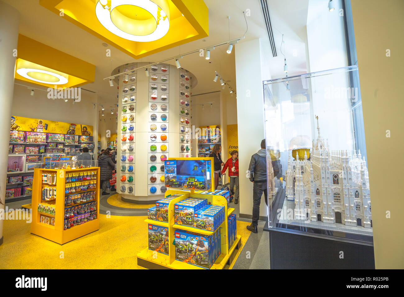 MILAN, ITALIE - mars 7, 2017 : rez-de-chaussée de l'intérieur de la boutique Lego de Milan, la vente des briques Lego. À la Piazza San Babila square. Banque D'Images