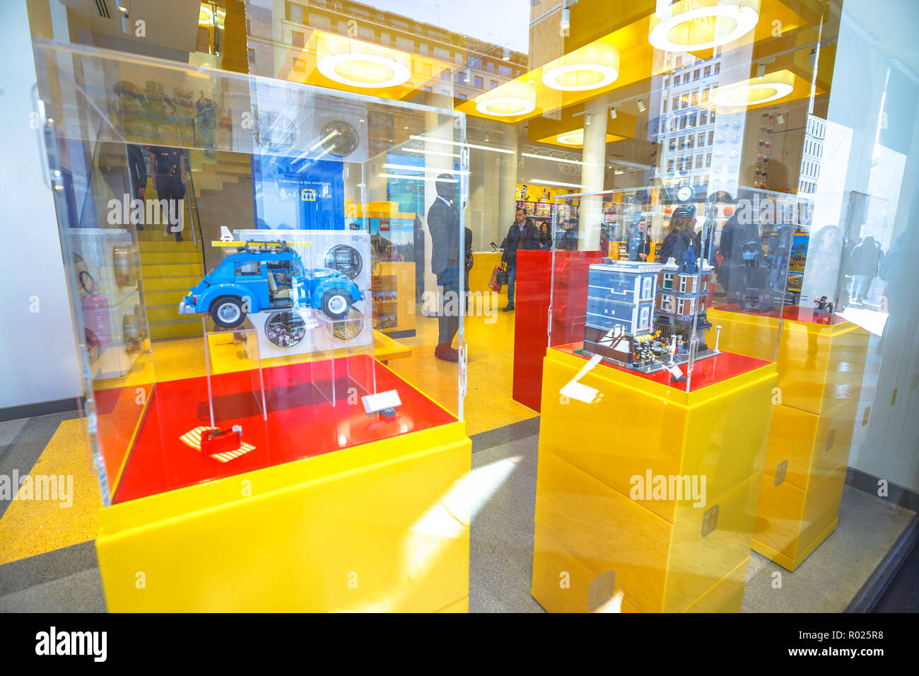 MILAN, ITALIE - mars 7, 2017 : l'extérieur de la fenêtre des briques LEGO store de Milan, des briques Lego. Sur la Piazza San Babila square à la fin du Corso Vittorio Emanuele II de la Piazza Duomo Square Banque D'Images