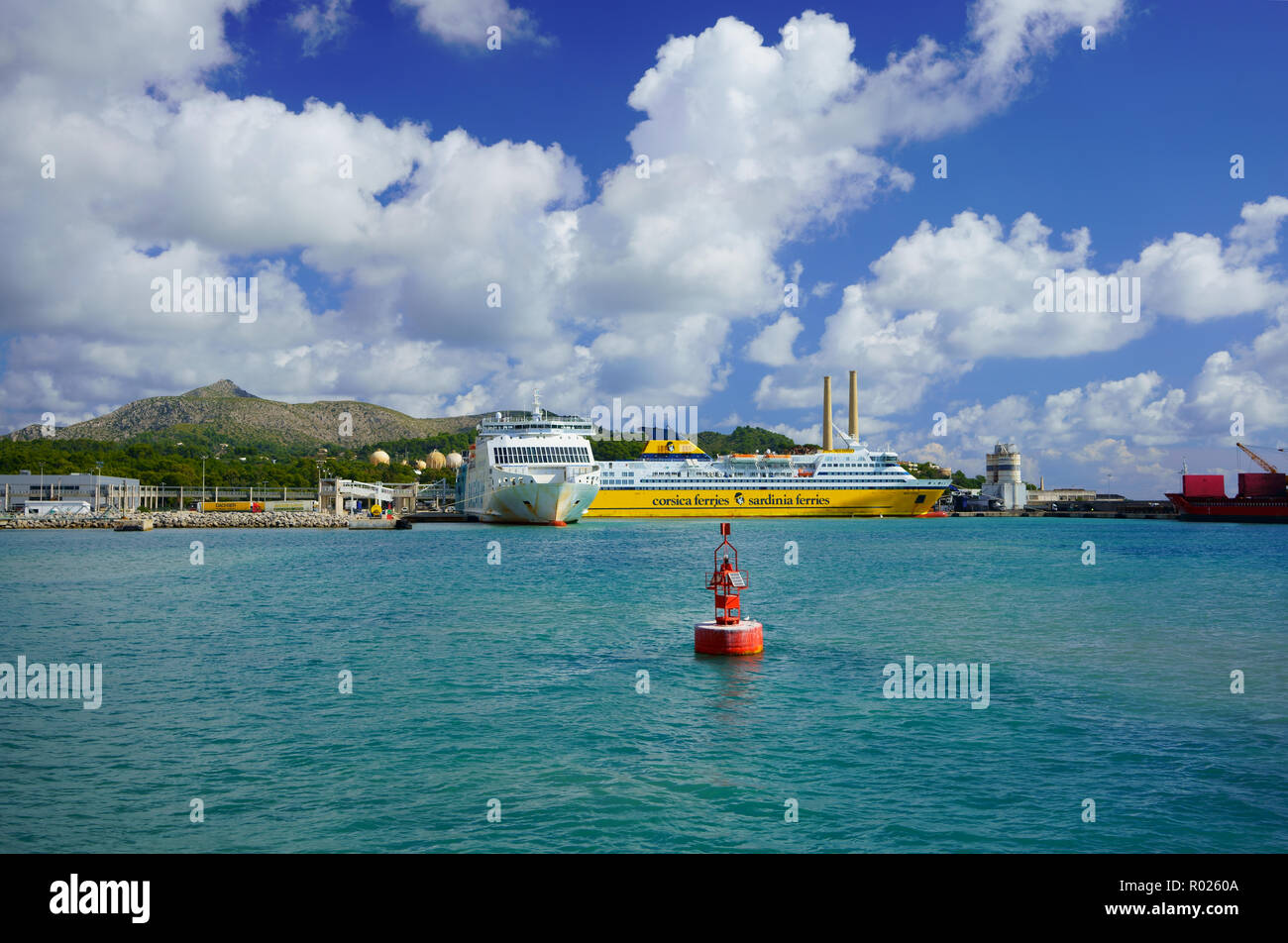 PORT D''ALCÚDIA, Majorque, ESPAGNE - 5 octobre 2018 : deux ferries sont à l'ancre à Port d'Alcudia, Majorque, Iles Baléares, Espagne. Banque D'Images