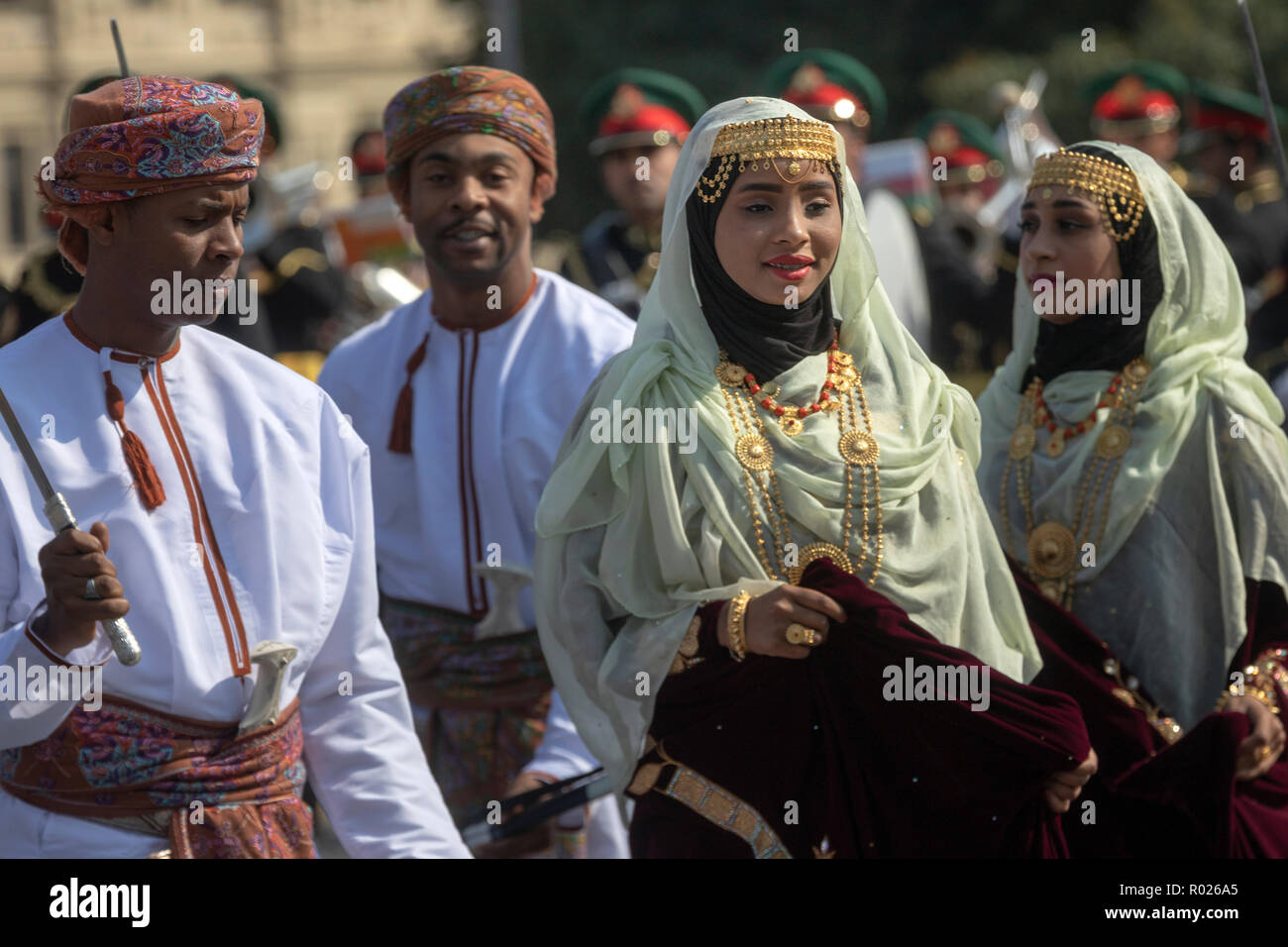 Bédouin traditionnel danse au mariage pendant un concert de la musique militaire de la Garde royale d'Oman pays à Moscou Banque D'Images