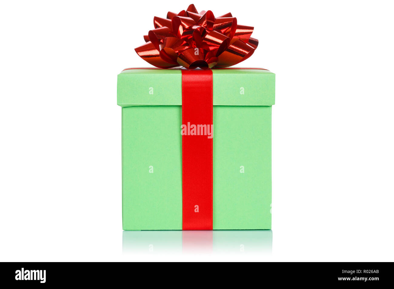 Cadeau d'anniversaire de mariage de Noël présent vert clair fort isolé sur fond blanc Banque D'Images