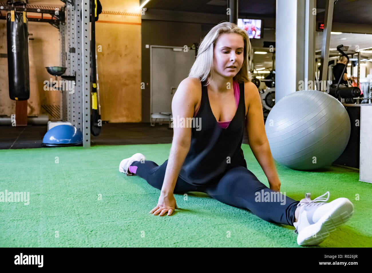 Jeune Femme Monter Dans La Salle De Sport Avant De Faire De L Exercice Partage Athlete Feminin A Une Salle De Remise En Forme De Jambe Sur Split Photo Stock Alamy