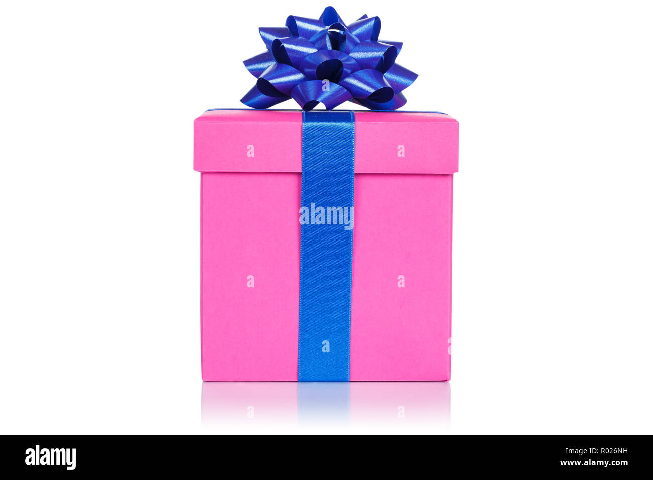 Cadeau d'anniversaire de mariage de Noël présent boîte rose isolé sur fond blanc Banque D'Images