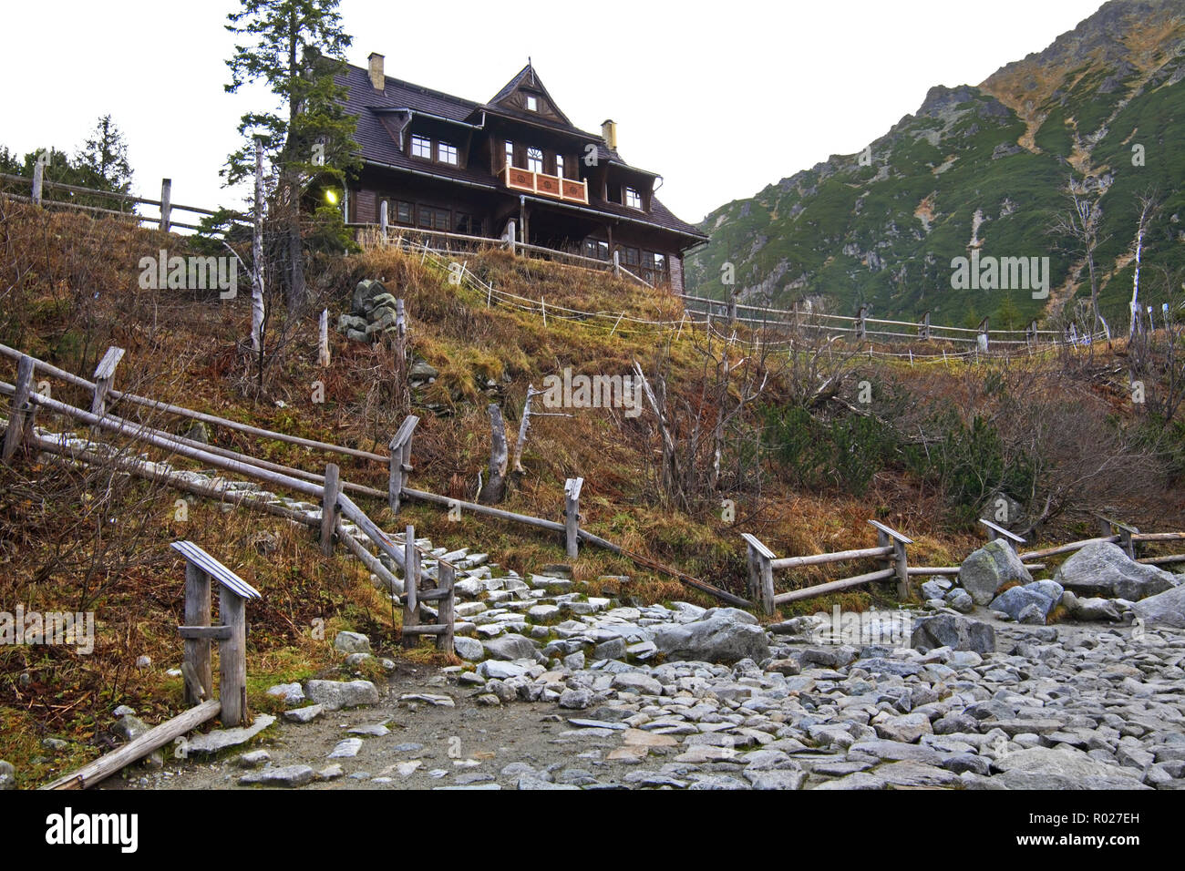 Abri sur l'Œil de la Mer (Morskie Oko) lac près de Zakopane. Pologne Banque D'Images