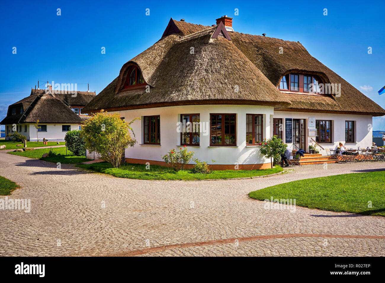 Vieilles maisons en bois avec un toit de roseaux Banque D'Images