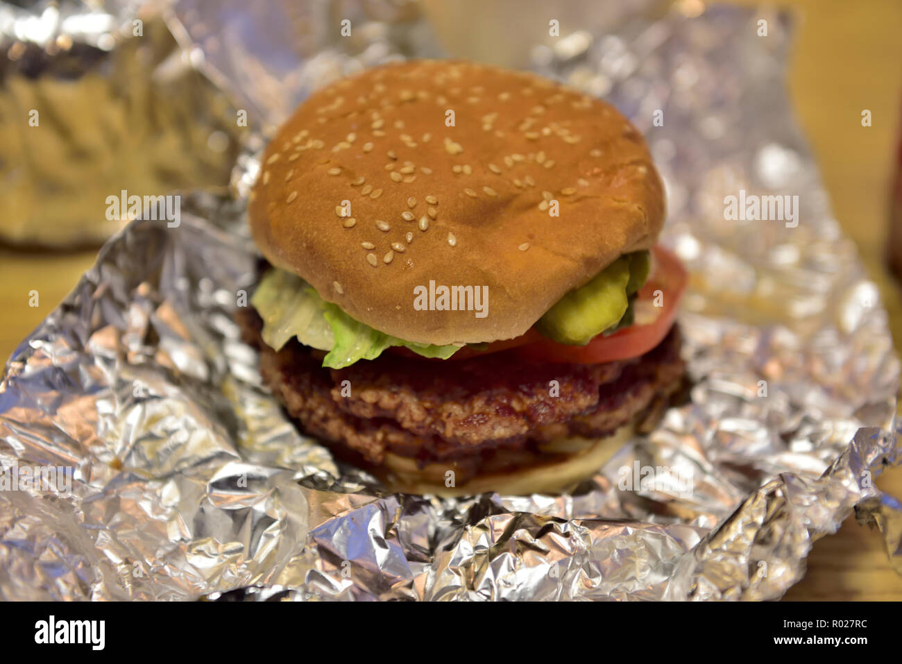 Hamburger en cinq types de la chaîne de fast-food Ithaca NY, USA avec graines de sésame sur bun Banque D'Images