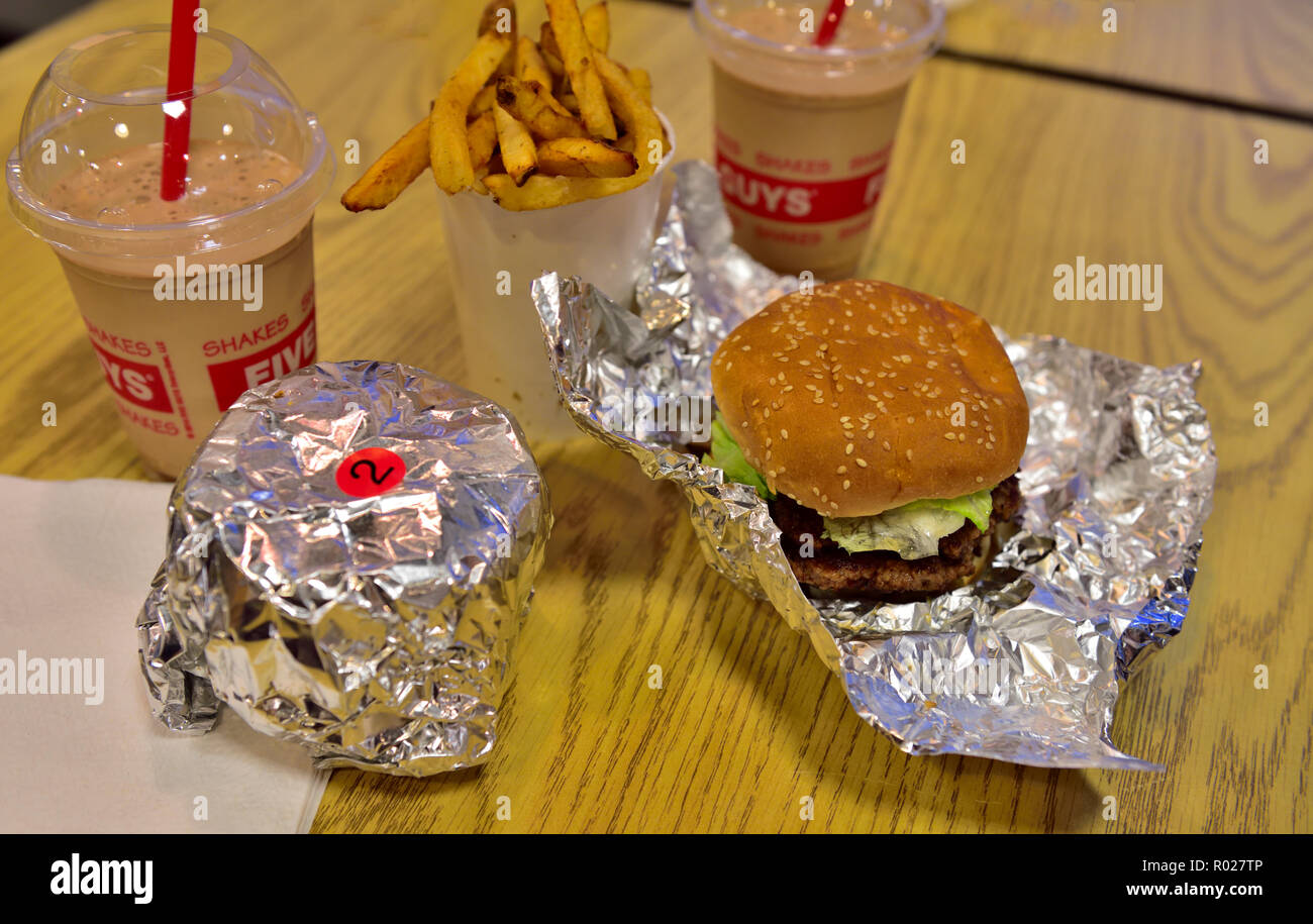 Hamburgers, frites et des milk-shakes dans cinq types de la chaîne de fast-food Ithaca NY, USA Banque D'Images
