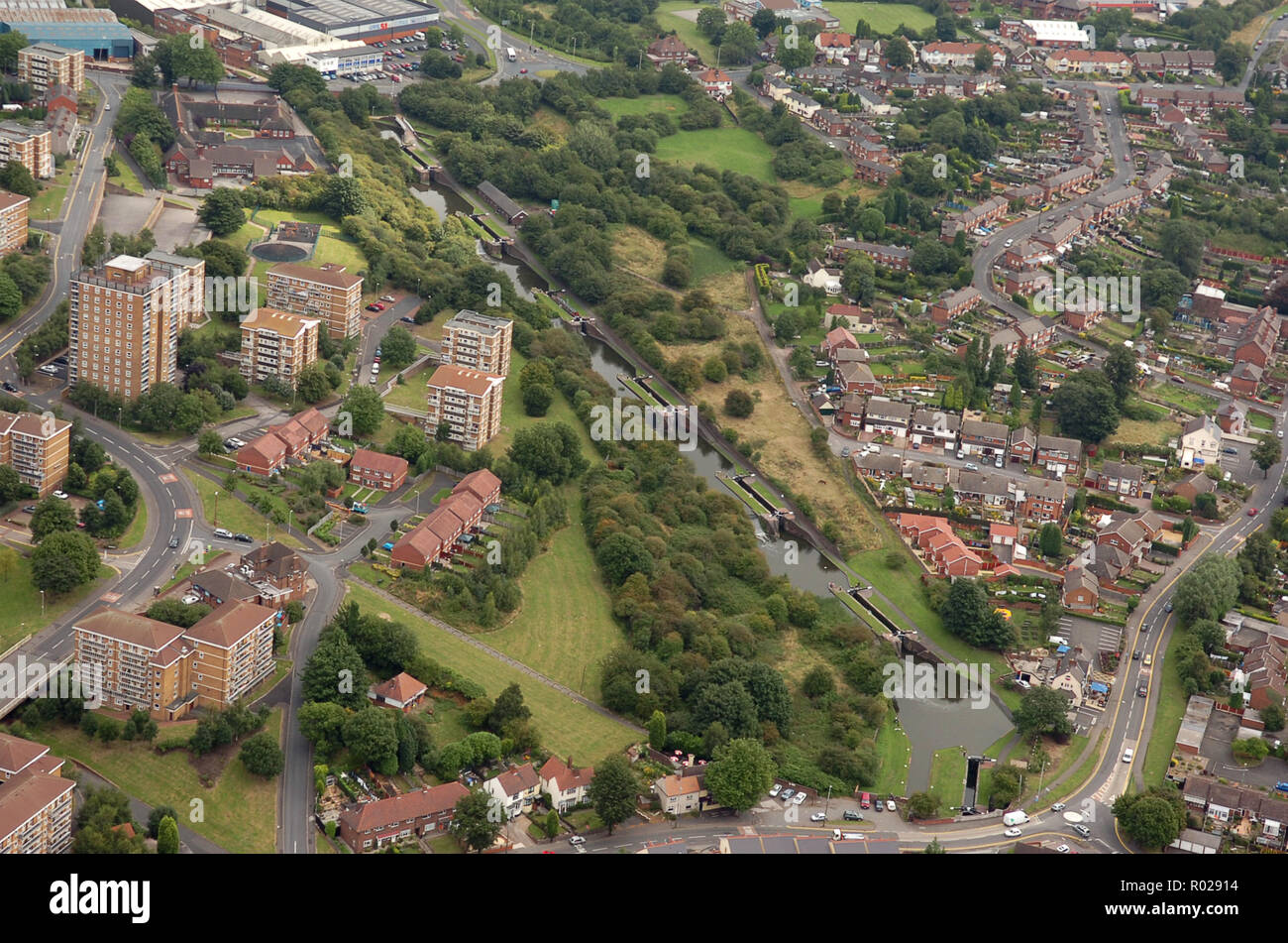 Vue aérienne de Brierley Hill appartements et les neuf écluses. Banque D'Images