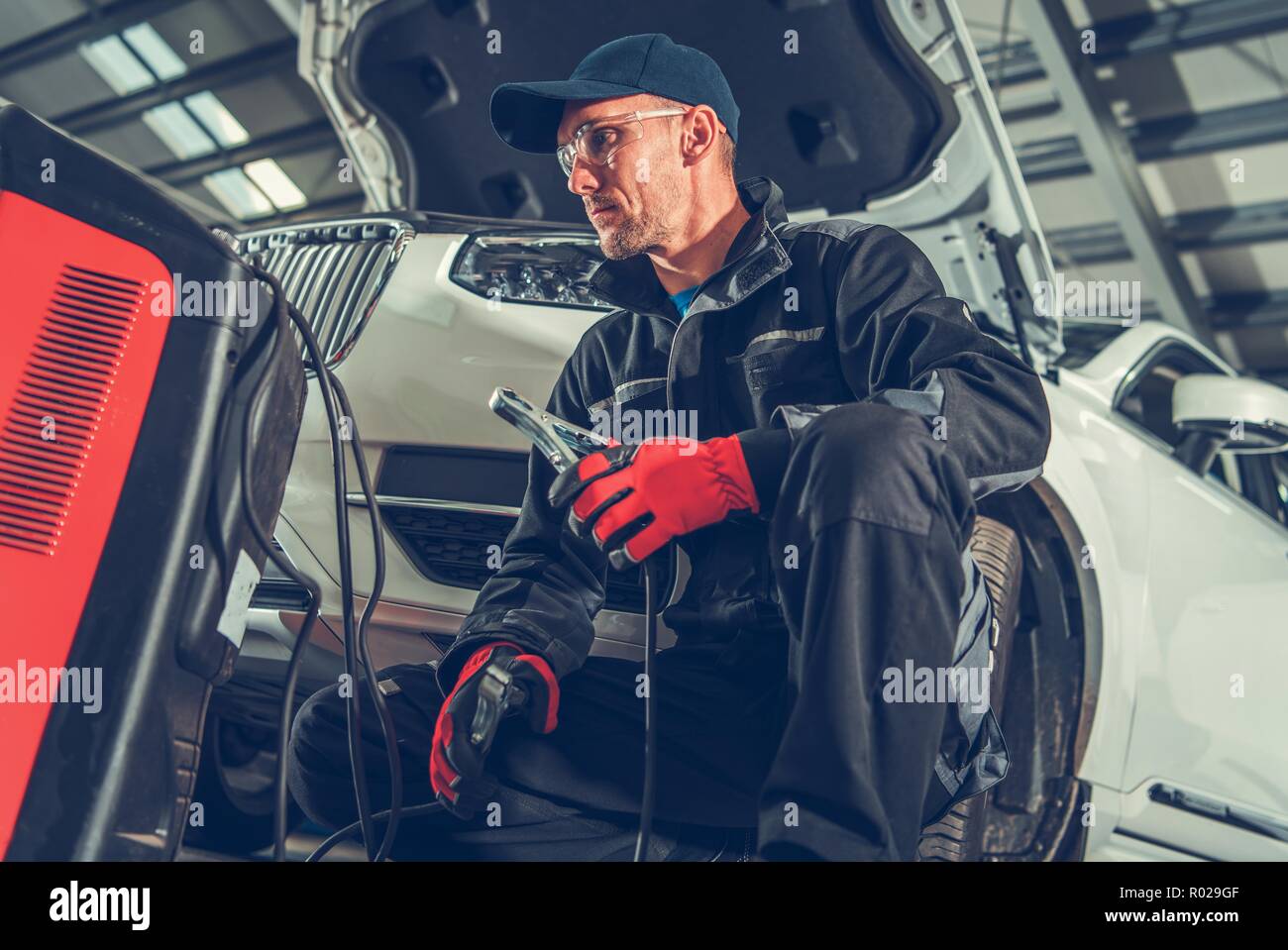Portrait de la préparation automatique des travailleurs batterie de voiture Jump Starter. Banque D'Images