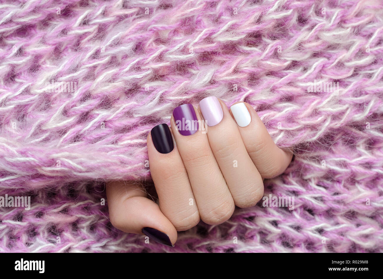 Manucure camaieu de violet Banque de photographies et d'images à haute  résolution - Alamy